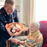 Полицейские Южноуральска поздравили вдову ветерана - Вся-Округа.РФ